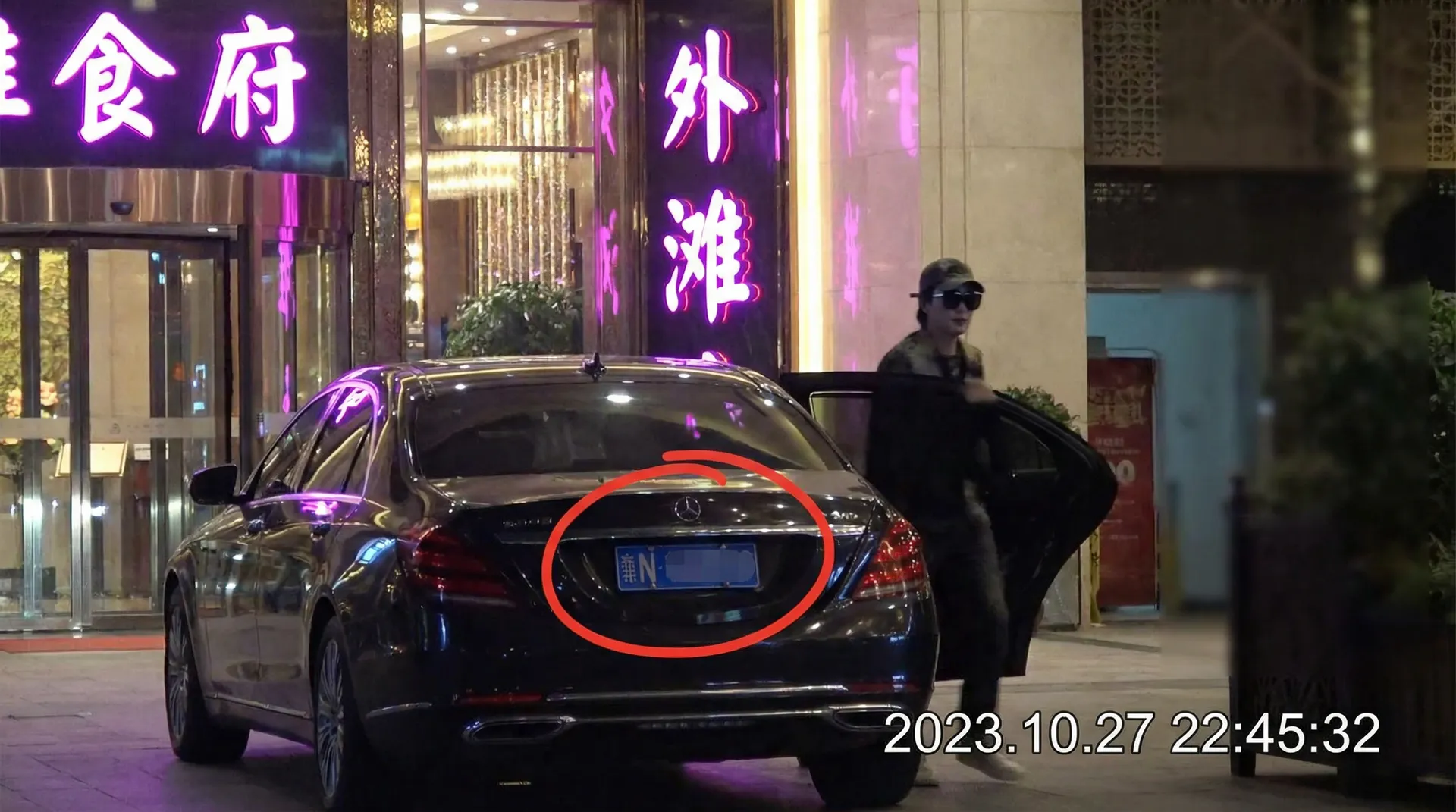 体育竞猜推荐平台平台 - 豪车餐厅外偷拍